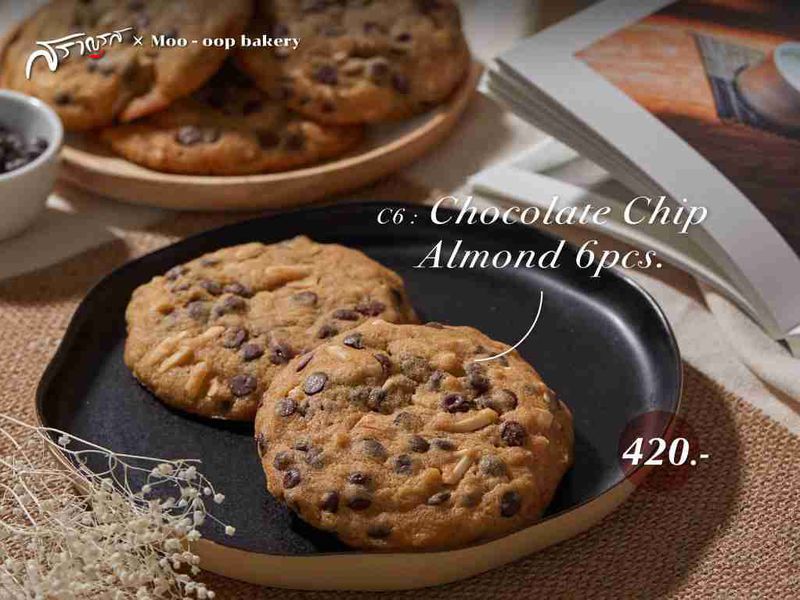 เมนูChocolate Chip Almond ร้านMoo-oop bakery X Saranros